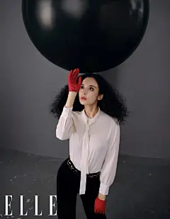 娜扎《ELLE》9月刊封面大片出炉，朋克爆炸头造型演绎复古摩登，这是今年唯一一位登上五大金九的小花？​​​​

#八组兔区# #娱乐# #明星# ​ ​​​​