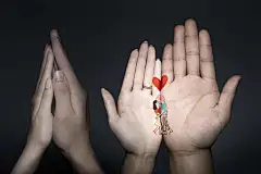 Hand Meets Hand | HAKUHODO CN : 我们的创意是出版一本品牌书籍，里面收录恋人交握双手的图片。简言之，我们选择手作为媒介。当他们的手第一次接触时，一对恋人的关系开始发生特殊变化。他们的爱情誓言以戒指的形式凝聚于手上。即使死亡迫使他们分离，一方也一定会握着另一方的手直到最后。一对恋人的故事从开始、绚烂、直到结束都与手密不可分。手是传达爱情的最终媒介。
