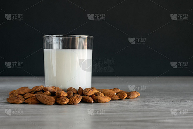 纯杏仁奶，非乳制品替代牛奶