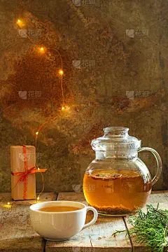 茶在透明茶壶在桌子上(草药茶是煮)。前视图。