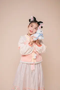 兔子玩偶兔年女孩新年人物摄影图片