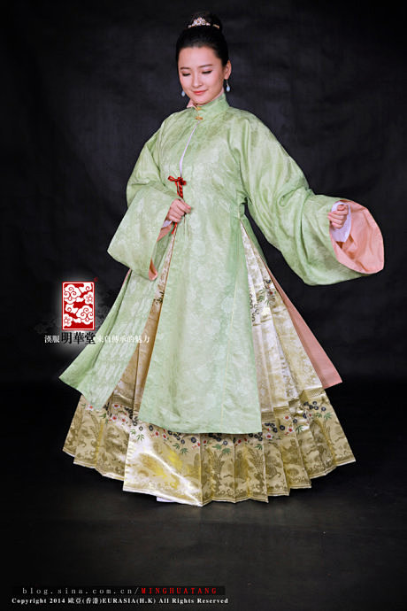 松花色立领披风站姿