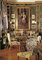Ann Getty的家风格浓烈，私人收藏众多，墙上有大师德加、马蒂斯、雷诺阿、毕沙罗等的名画，随处可见的梅森和塞弗尔的古董瓷器，巴卡拉的水晶杯和吊灯，Tiffany Audubon的银器，还有1700年代美第奇教皇的桌子等等。 ​​​​