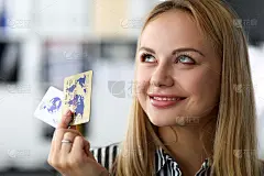 漂亮的金发成年白种女公职人员持有两张信用卡