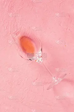 玫瑰酒杯，头顶粉红背景