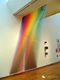 墨西哥艺术家Gabriel Dawe的一组装置设计欣赏，利用最基本的缝纫线和细腻的光线，表现了现代风格与古典艺术的撞击，产生出令人眩目的彩虹。他把这一组作品称为“PLEXUS”。（PS：图文来自网络）