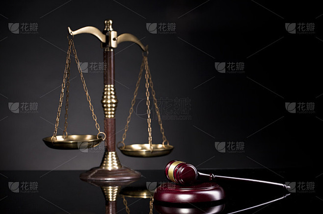 法律的象征。法官的小槌和正义的天平
