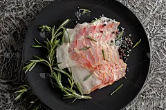 迷迭香培根，盐和胡椒。