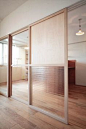 こちらは標準の無塗装品。シナ合板（上）と型板ガラス（下）。透明度を変えられる　Photo：HATTA