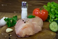 生鸡胸肉放在切板上，加入欧芹，大蒜和胡椒