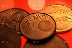 万客隆近堆一和两欧元分铜币在闪亮的红色背景