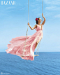 娜塔丽-波特曼粉嫩华服出镜《Harper's Bazaar》8月封面大片，艳阳大海美艳如花。@北坤人素材