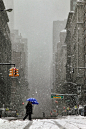 大雪纷飞
NYC. 
A frequent street scene in wintertime