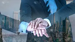 双曝光商家携手合作，以团队合作的理念覆盖城市景观。