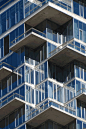 建筑打破传统高楼垂直方向通常是重复的结构设计，通过将玻璃房单元垂直错落堆叠在一起，让每个房屋的住户实现更微妙的联系。