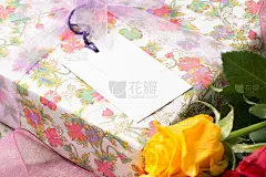 包装的礼物与一个空白的礼品标签