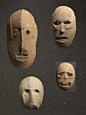 这些面具分别来自犹太沙漠和犹太丘陵，面具的历史可以追溯到新石器时代。当时的人类已经开始放弃了游牧生活，变成了定点居住，而且开始圈养动物和开辟农田。虽然没有人知道这面具的来源，但是根据面具的材料分析，研究人员认为大部分的面具都是来着犹太丘陵一带。

现在其中的两个面具现在已经被博物馆收藏了，这两个面具一个是来着Nahal Hemar的一处靠近死海悬崖边的洞穴，另外一个则来自Horvat Duma附近的考古遗址。其他的一些面具是从Judy和纽约的Michael Steinhardt两处的私人收藏家中借来的。
