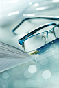 桌子,商务,眼镜,个人备忘录,墨水笔_109723491_Eyeglasses, fountain pen and notebook_创意图片_Getty Images China