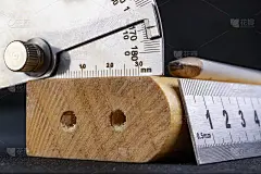 量角器木工车间用来测量角度的量角器和金属尺子木工车间用于测量和绘图的附件。工作场所——车间。