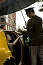 模型,人,城市,制服,释放_135614990_Doorman in uniform, helping woman out of taxi. Manhattan, New York. NYC_创意图片_Getty Images China