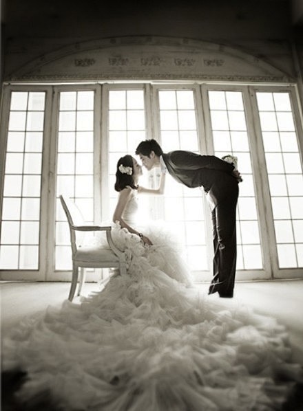 这套婚纱照真是美，纱裙像云朵一样铺满整张...