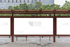 公共汽车站路边的广告牌