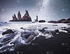 冰山漂浮在Jokulsarlon冰湖。冰岛南部。泻湖。星空的夜晚。神奇的银河系。