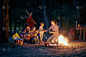 家庭在树林里露营;优质家庭时间理念