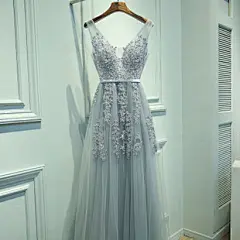 2016新款时尚宴会晚礼服新娘敬酒服长款修身主持人伴娘服裙女订婚 : 阿里巴巴2016新款时尚宴会晚礼服新娘敬酒服长款修身主持人伴娘服裙女订婚，婚纱、礼服，这里云集了众多的供应商，采购商，制造商。这是2016新款时尚宴会晚礼服新娘敬酒服长款修身主持人伴娘服裙女订婚的详细页面。货源类别:现货，是否库存:是，库存类型:杂款，产地:苏州，面料名称:软网，主面料成分:聚酯纤维（涤纶），主面料成分的含量:90（%），产品类别:晚礼服，主图来源:实拍无模特，颜色:红色,灰色,黑色,酒红色，尺码:XS,S,M,L,XL