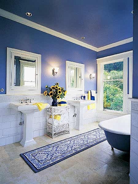 明亮的钴蓝色与白色的浴室