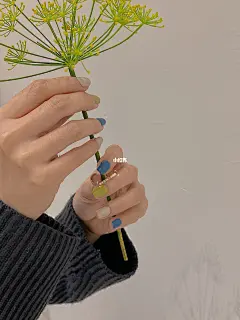 最近一些让人“哇哦”的“春色”美甲 : 经过过年大花大富贵的洗礼 元宵过后大家都纷纷开始走清新路线 一些好看的单色和你们分享 图1⃣️    蓝  绿 米 图2⃣️