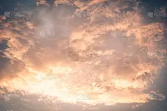 天上的世界概念。暗紫蓝粉自然明亮的晚霞天空积云。背景自然颜色的傍晚云景全景。理想的设计壁纸