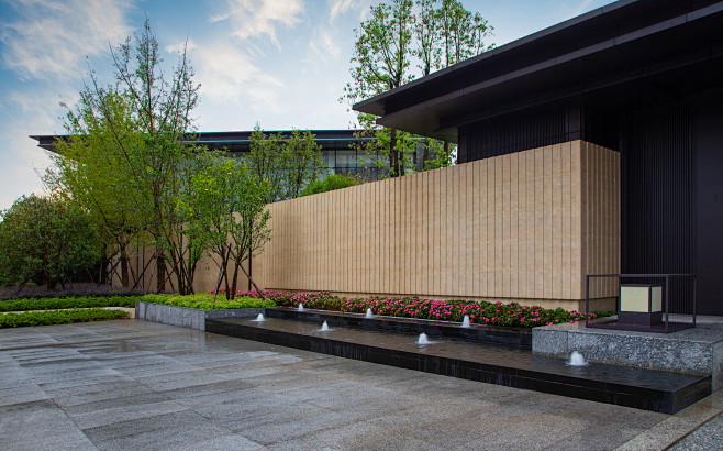 宜昌中心展示区简约中式禅意主入口门楼景墙水景跌水涌泉植物种植景观