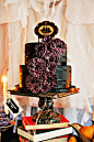 #婚礼布置#万圣节主题的甜品桌，喜爱冒险，喜欢暗色调的新人便可以选用这样的婚礼甜品桌了。 大图请戳: 