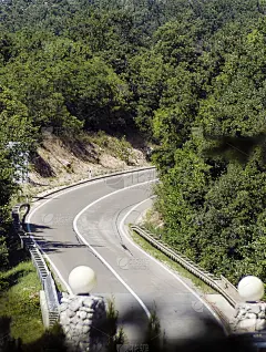 乡间蜿蜒的道路