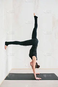 年轻美丽的女人练习瑜伽和体操。健康的概念。班级单项运动。