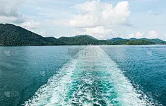 渡船启航时，海水的颜色变了。