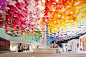 艾曼纽埃尔·莫罗为百达翡丽手表艺术大展览在新加坡的中心装置是由11500朵花瓣100种颜色。该装置名为《百色花》，取材于新加坡的植物群，色彩缤纷，生机勃勃，充满活力，迎接参观者进入展览的第一个房间。它的花瓣是由手工精心组装而成的，它捕捉了大自然的精神，是一位具有创造和塑造美丽形态能力的手工艺大师