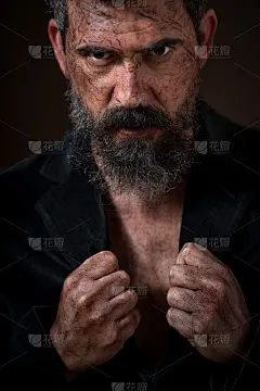 一个留着胡子，态度挑衅的白人男子的肖像