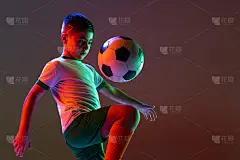 男孩的裁剪肖像，孩子，足球运动员训练，踢球与膝盖孤立在霓虹灯梯度背景。