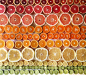这组作品名为《Food Gradients》（食物梯度），在纯白色的背景上记录水果或蔬菜的缤纷色彩，包括同一种水果从成长初期到成熟的色彩变化。（via Brittany Wright）