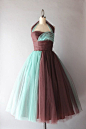 1950年的彩色薄纱连衣裙
