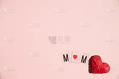 短语我爱妈妈在粉红色的背景上的字母。母亲节快乐。贺卡。红心信封创意作文。爱与家庭观念。本空间