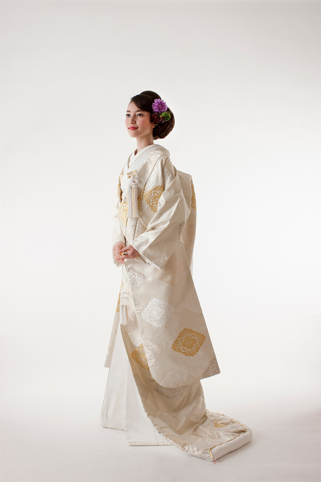 花嫁衣裳為女性結婚時的服飾 是最正式的禮服 源自江戶時代武家大禮服 日本的傳統婚禮為神前婚禮 而花嫁衣是神前婚禮的必要穿著 花嫁衣主要分為三種 包括色 打掛 白無垢以及振袖 通常為大振袖 色調以白或紅為主 圖為來自日本婚禮禮服定制公司丸三屋的和服