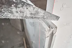 手锯石膏板。公寓的内墙使用带槽脊的石膏混凝土板。新建筑尚未完工。企口石膏块