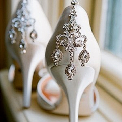 佳辰shmily采集到每个女人，都应有一双水晶鞋。