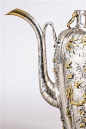via@ JoannaBlue
在法国奢侈品集团LVMH赞助下，凡尔赛宫在五月份收购了一件康熙年间的中国银茶壶，是暹罗王室从中国定制的1000余件送给路易十四的外交礼品之一，茶壶一直被私人收藏没有得到妥善维护，凡尔赛宫日前进行了初步清洗，真颜重见天日……这…完全是另一个东西啊…… ​​​​