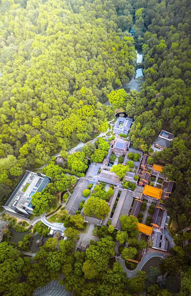 白露节气｜航拍视角下的湖南长沙古建筑群岳麓书院与爱晚亭摄影照片-花瓣网