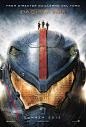 其中可能包括：the movie poster for pacific rim with two men standing on top of a giant helmet