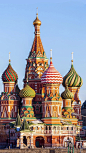 莫斯科圣母大教堂由九座教堂组成，中央教堂顶部是一座富有民族风格的帐篷，顶端装饰着一个小穹顶。——圣母大教堂#俄罗斯